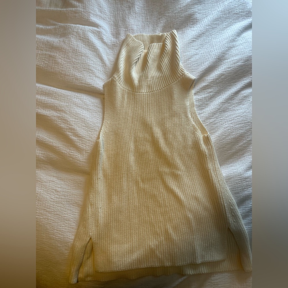 Turtle neck sleeveless sweater